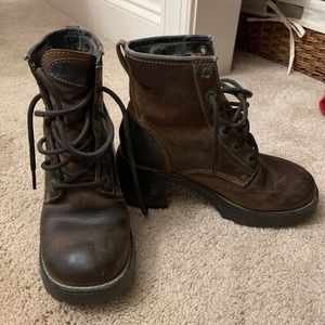 Sketchers boots. Size 6.5 RUNS LARGE.Closer to 7.5